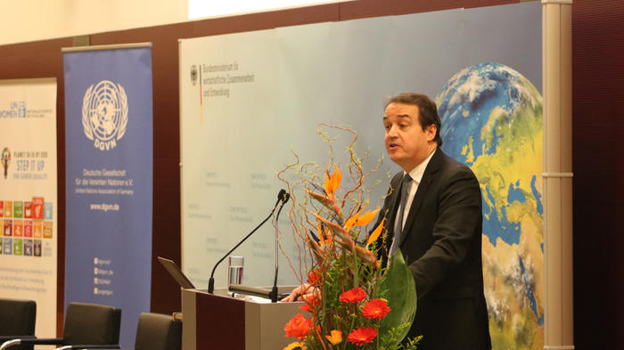 Stellte den Bericht im BMZ vor: Yannick Glemarec, stellvertretender Exekutivdirektor von UN Women. - Bild: zwd