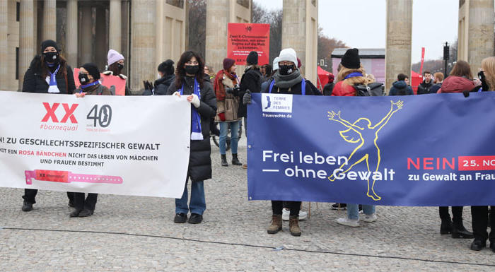 Terre des Femmes demonstrieren f&uuml;r mehr Schutz f&uuml;r Frauen vor dem Brandenburger Tor Quelle: Eigenaufnahme