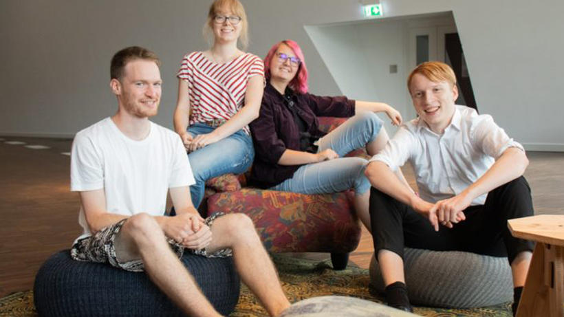 Der neue fzs-Vorstand Jacob Bühler, Amanda Steinmaus, Leonie Ackermann und Sebastian Zachrau (v.l.n.r.). - Bild: fzs.de