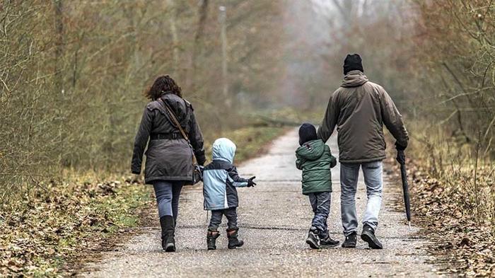 Familie bei einem Spaziergang Quelle: Deutschlandfunk Kultur