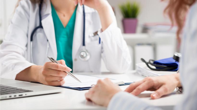Trotz eines hohen Anteils im Gesundheitswesen von mehr als 70 Prozent sind Frauen nach wie vor in Gremien und Vorständen unterrepräsentiert. - Bild: Fotolia