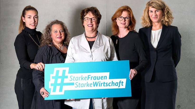Bundesministerin Brigitte Zypries (Mitte) und die Autorinnen des Manifests „Starke Frauen, starke Wirtschaft