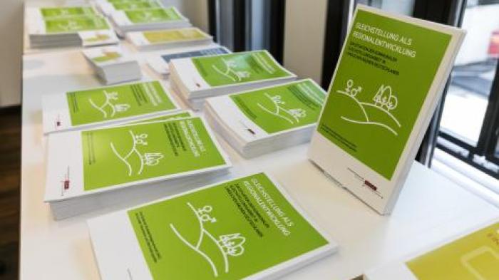 Die Studie &bdquo;​Gleichstellung als Regionalentwicklung - Zur Situation der kommunalen Gleichstellungsarbeit in l&auml;ndlichen R&auml;umen Deutschlands&ldquo;​ - Bild: K&uuml;hnapfel Fotografie / BAG