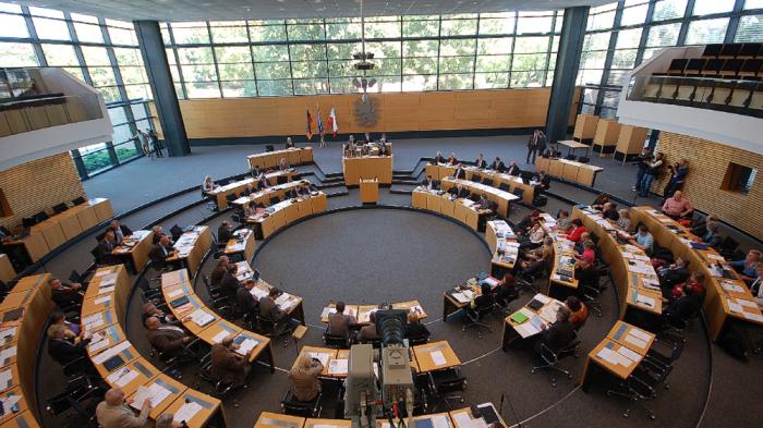 Der Th&uuml;ringer Landtag in Erfurt. - Bild: wikimedia.org